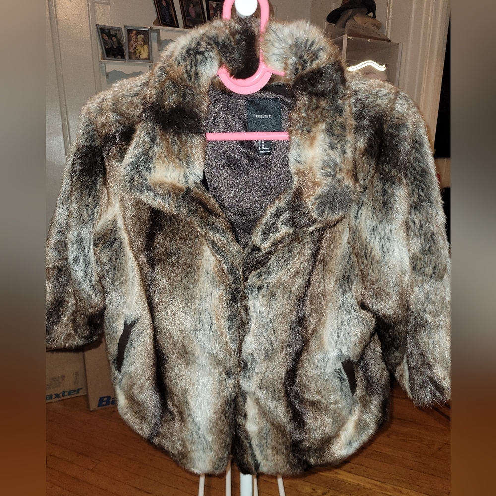 Forever 21 Faux Fur 3/4 sleeves with side pockets 2 clip hooks to close jacket.